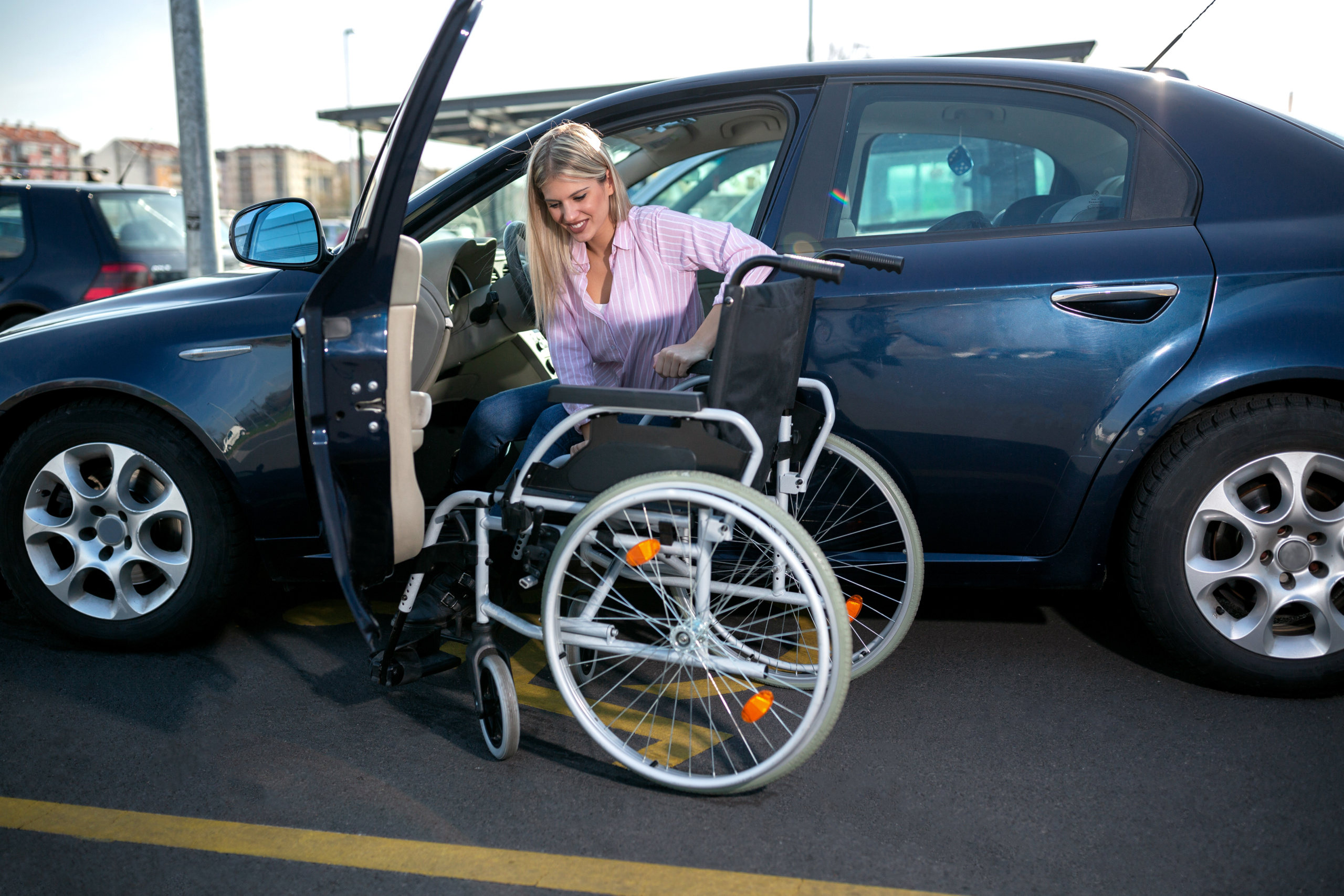 Возможность автомобиля. Toyota disabled people. Car for disabled persons Transportation. Инвалидное кресло стоит на парковке. Car Fan disabled.